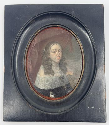 portrait d'une femme en robe noire à col blanc