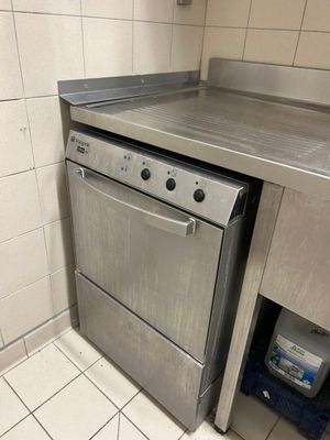 un lave-vaisselle dans un coin d'une petite cuisine