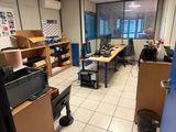 une pièce contenant beaucoup de matériel de travail
