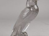 figurine en verre argenté représentant un oiseau perché sur un socle