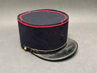 une image représentant un chapeau noir orné d'un ruban rouge sur le dessus