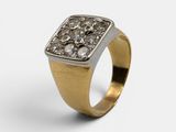 un gros plan d'une bague en or et en argent sertie de diamants