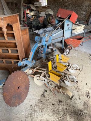 a picture of a machine that is sitting in a garage