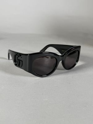 Lunettes de soleil noires Chanel avec le logo CC sur le côté