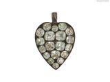 une image représentant un pendentif en forme de cœur en diamant sur fond blanc