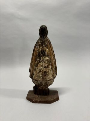 une image représentant une statue de femme posée sur un socle en bois
