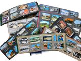 une pile de cartes postales illustrées posées sur une surface blanche