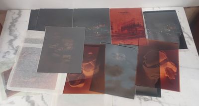 beaucoup de photos posées sur une table