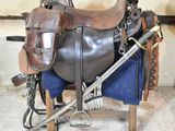 une selle de cheval avec une épée et d'autres objets dessus