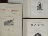 plusieurs vieux livres sont empilés sur une table