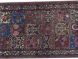 un gros plan d'un tapis orné de nombreux motifs différents