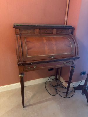 un petit bureau sur lequel est posée une lampe