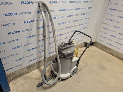 une image représentant un aspirateur dans une pièce