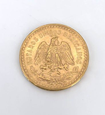 gros plan d'une pièce de monnaie sur une surface blanche avec un fond blanc