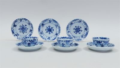 six pièces de vaisselle en porcelaine bleue et blanche : assiettes, tasses et soucoupes