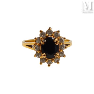 gros plan d'une bague en or avec une pierre noire