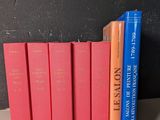 Plusieurs livres sont alignés les uns à côté des autres sur une table