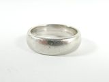 gros plan d'une bague en argent sur une surface blanche