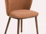une chaise marron avec des pieds en bois et une assise marron