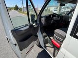 une camionnette blanche dont la porte est ouverte dans la rue