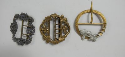 3 boucles de ceinture en métal.