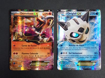 deux cartes Pokémon posées côte à côte sur une surface noire