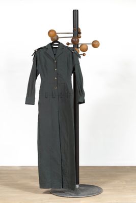 un manteau et un porte-manteau sur lequel est posé un manteau