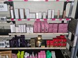 de nombreux types de produits cosmétiques différents dans les rayons du magasin
