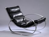 un fauteuil en cuir noir avec une structure métallique sur fond gris