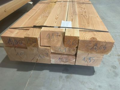plusieurs morceaux de bois empilés les uns sur les autres dans un entrepôt