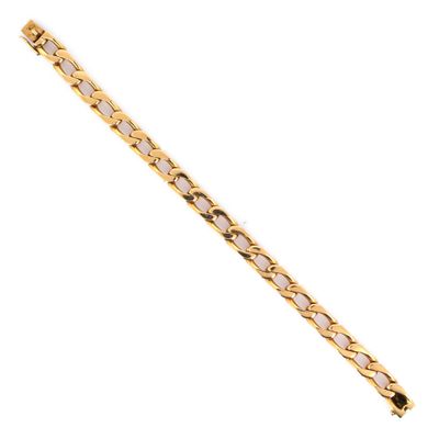 un bracelet en or avec un motif blanc et noir