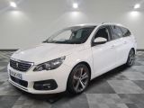 la voiture blanche est garée dans le garage sur un sol en damier