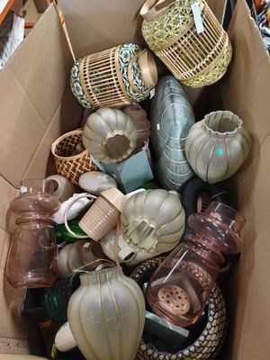 une boîte en carton remplie d'articles assortis dans un magasin