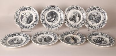 six assiettes bleues et blanches ornées de motifs noirs et blancs