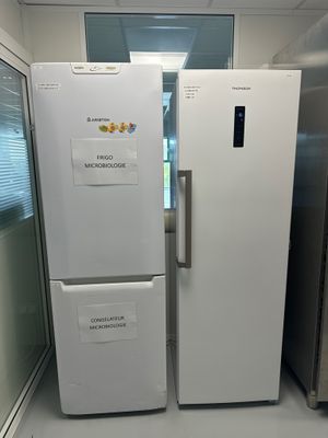 deux réfrigérateurs placés l'un à côté de l'autre dans une pièce