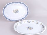 deux assiettes ornées de fleurs bleues et jaunes sur un fond blanc