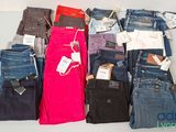 de nombreux jeans posés sur une table
