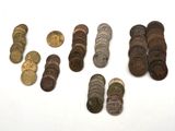 un lot de pièces de monnaie posées sur une table