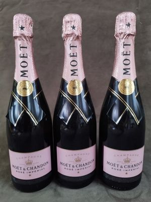 trois bouteilles de champagne Moët & Chandon posées sur une table