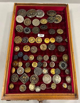une vitrine contenant de nombreux boutons