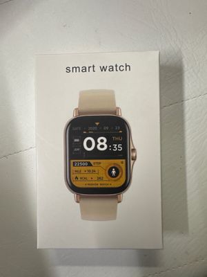 une boîte sur laquelle est posée une montre connectée, posée sur une table