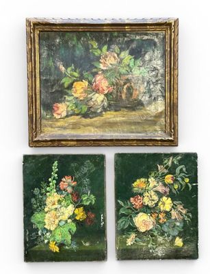 Trois tableaux représentant des fleurs sont accrochés les uns à côté des autres sur un mur.