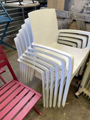 un grand nombre de chaises dans une pièce