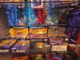 une vitrine remplie de jeux à vendre dans un magasin