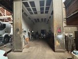 un garage dans lequel sont garées de nombreuses voitures