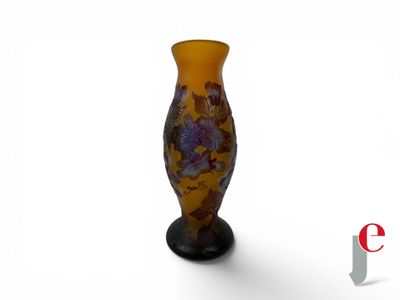 un vase posé sur un support sur une surface blanche