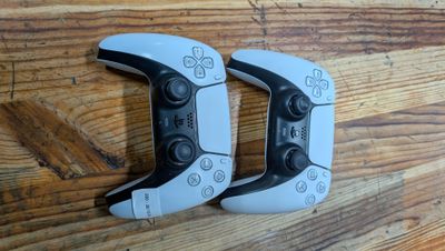 deux manettes Nintendo Wii posées sur une table en bois