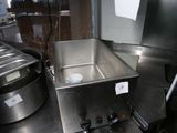 un évier en acier inoxydable dans une cuisine commerciale