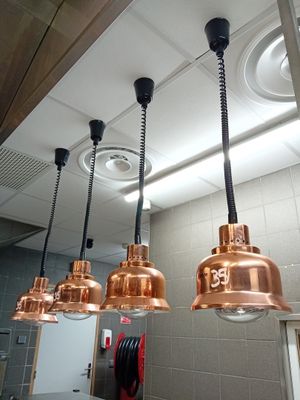 trois lampes suspendues au plafond au-dessus d'un lavabo