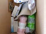une boîte en carton remplie de nombreux objets